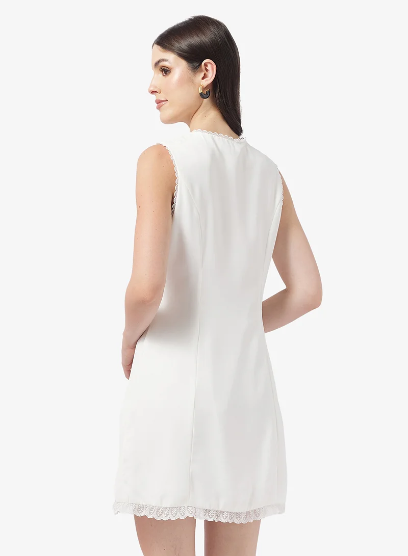 كولكتيف ذي لايبل فستان قصير بدون أكمام بتفاصيل دانتيل وأزرار